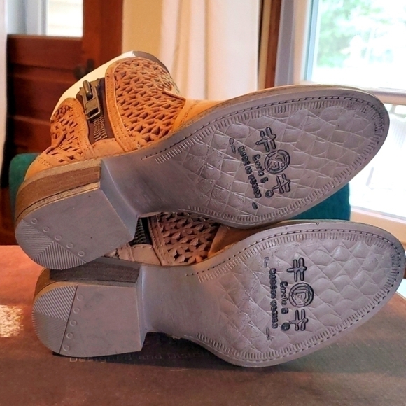 Circle G- Womens Tan Cut Out perforated ankle Boots  Zippers Heel Western Sz.7 - Picture 8 of 9